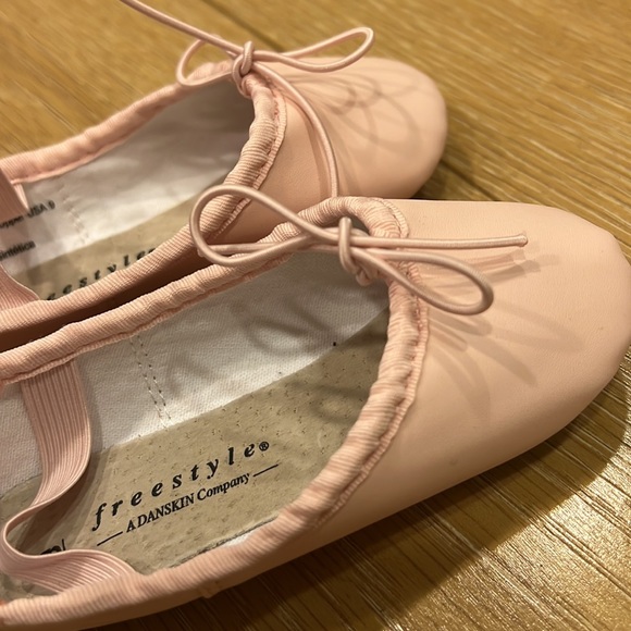 Freestyle by Danskin Girls’ Ballet Slippers - Size 9 - Picture 5 of 6